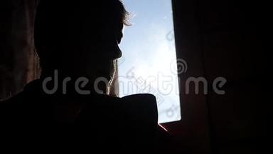 男人独自坐在窗前，蓝天，喝着一杯热茶，慢动作，高清，<strong>1920</strong>x1080。